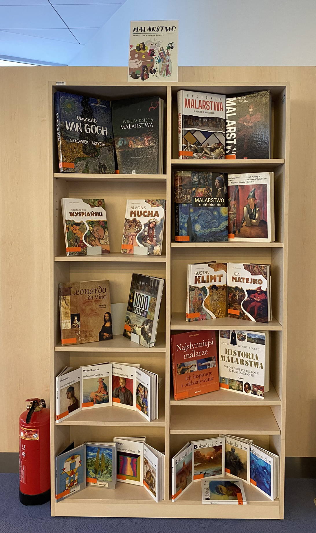 regał z ksiązkami
