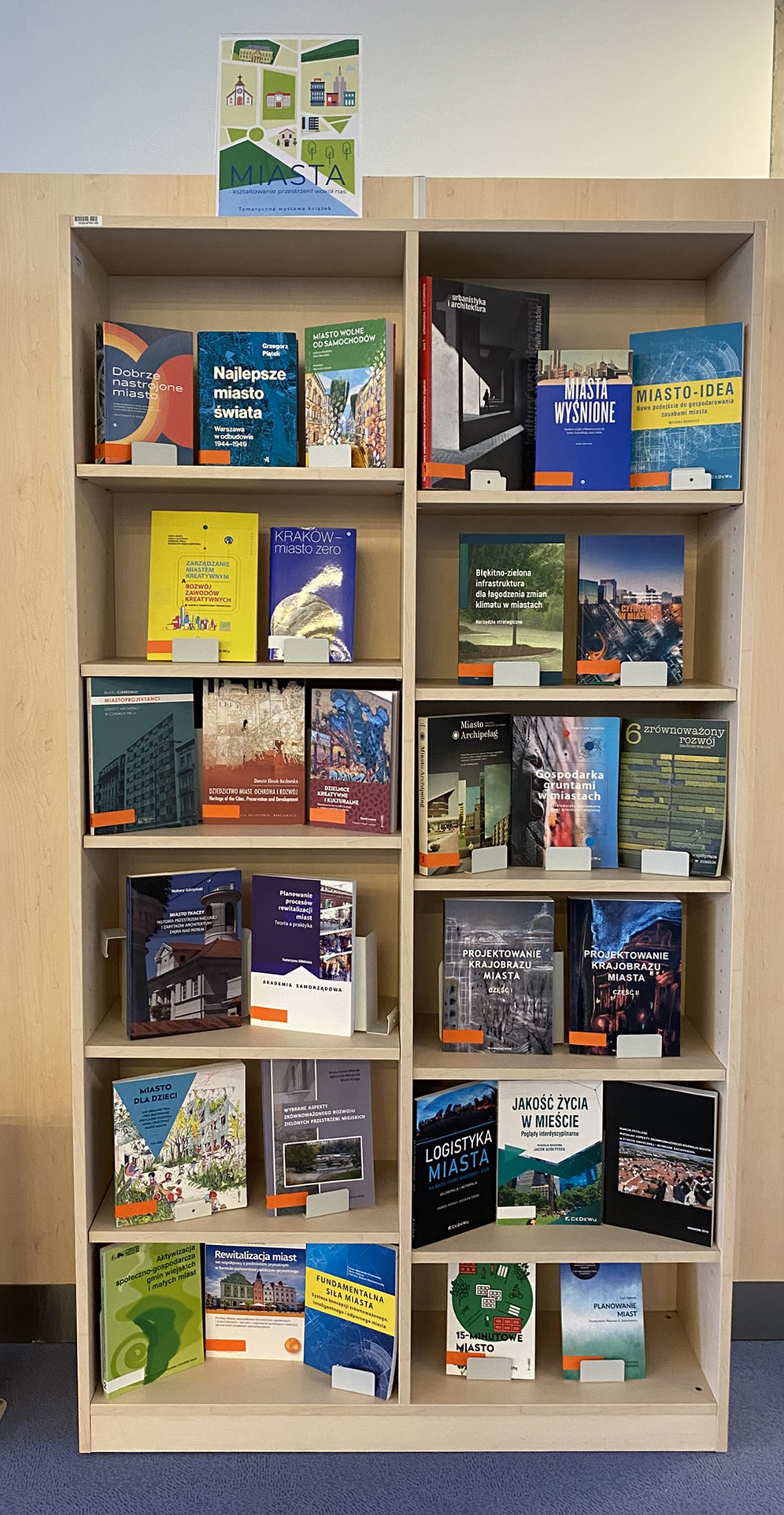 regał z książkami