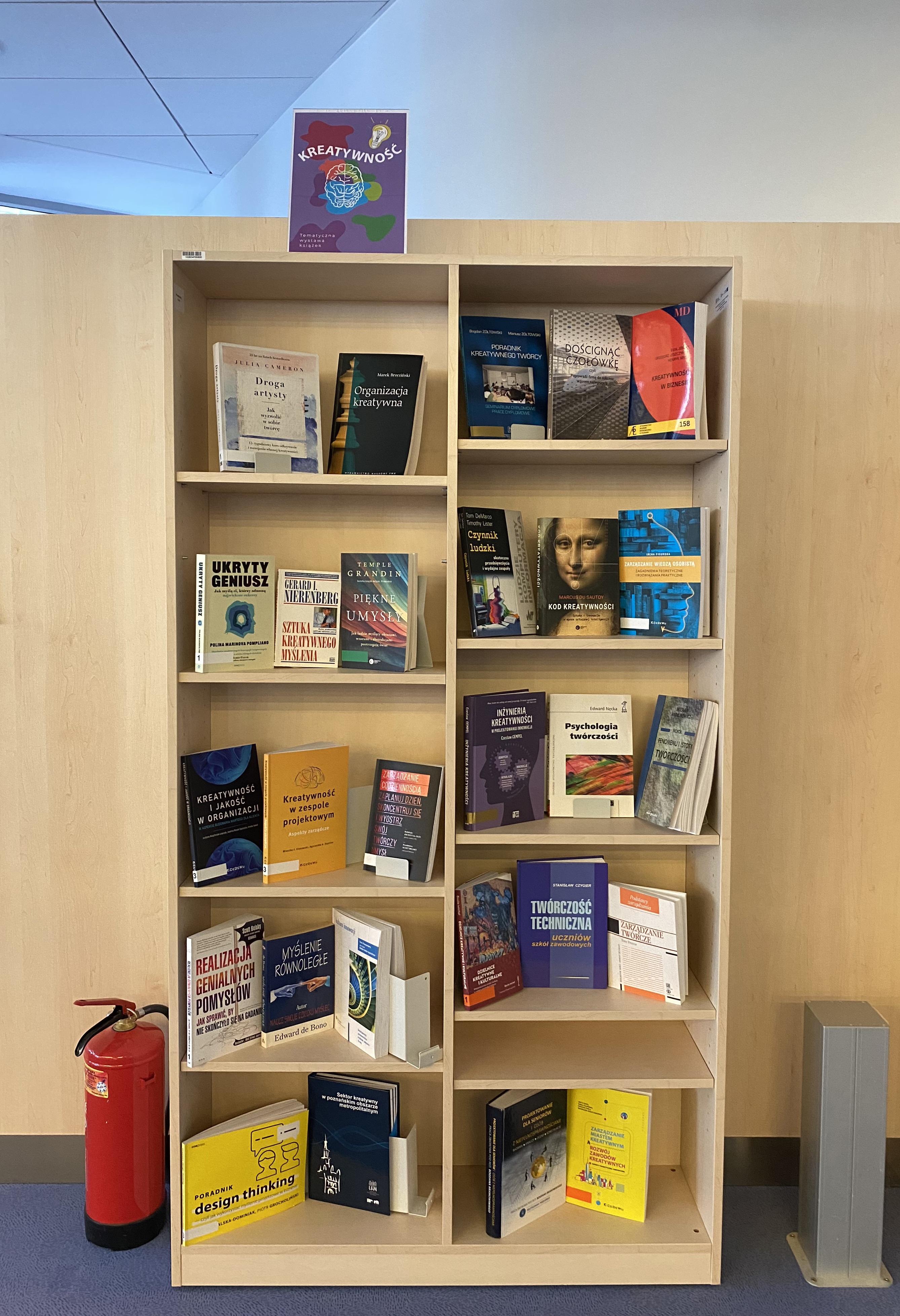 Regał z książkami