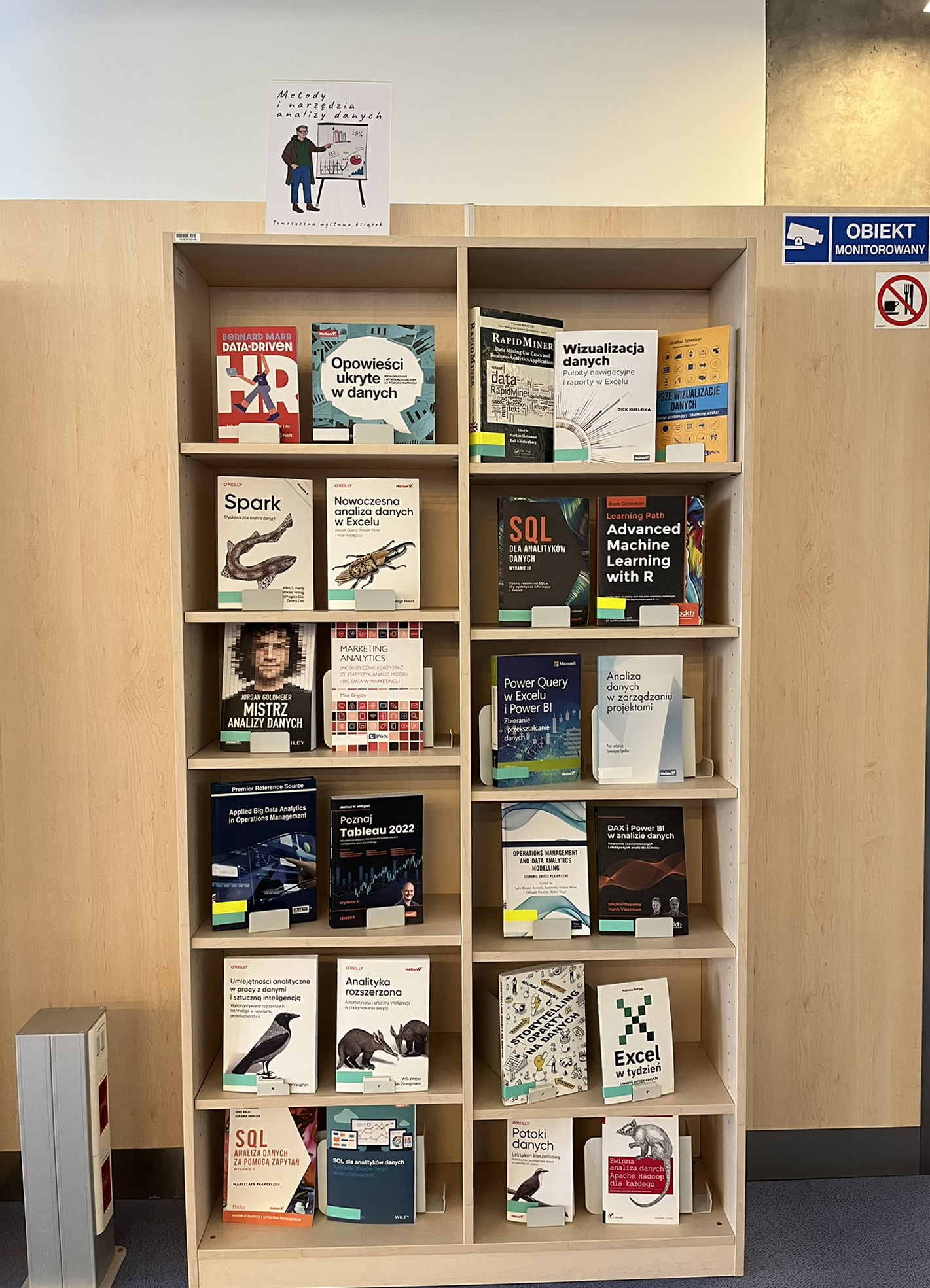 regał z książkami